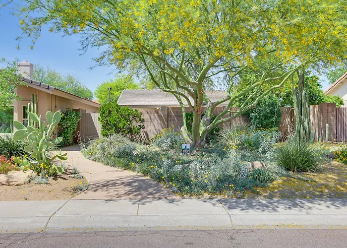 Patio & Pool Access: Sunny Casita! Holiday home