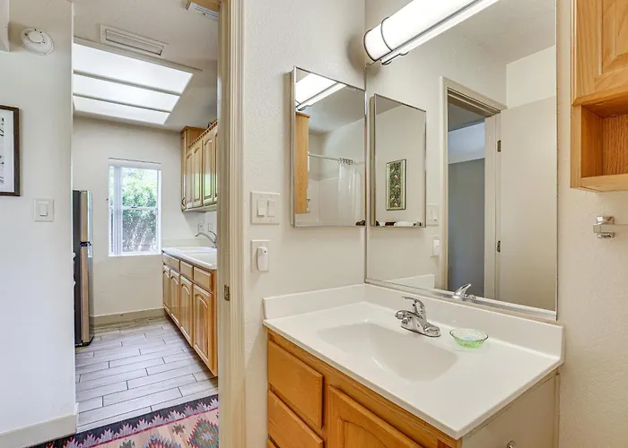 Patio & Pool Access: Sunny Casita! Holiday home