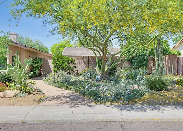 Patio & Pool Access: Sunny Casita! Holiday home