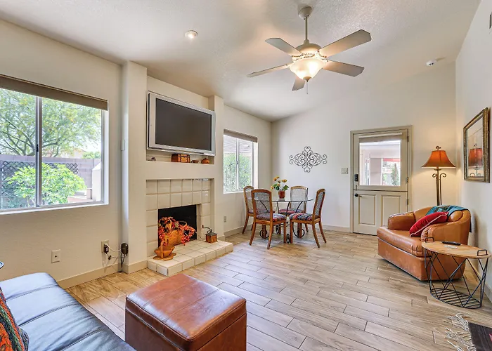 Patio & Pool Access: Sunny Casita! Holiday home